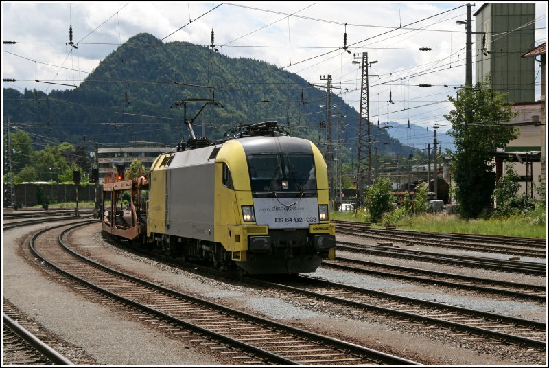 ES64U2-033 rollt vom Brenner komment mit einem leeren Autozug in den Bahnhof Kufstein ein. (28.06.07)