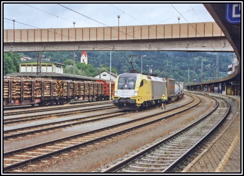ES64U2-033 ist soeben mit einem Kombizug von Mnchen in den Bahnhof Kufstein eingefahren. Sie wird nun den Zug bis zum Brenner nachschieben.