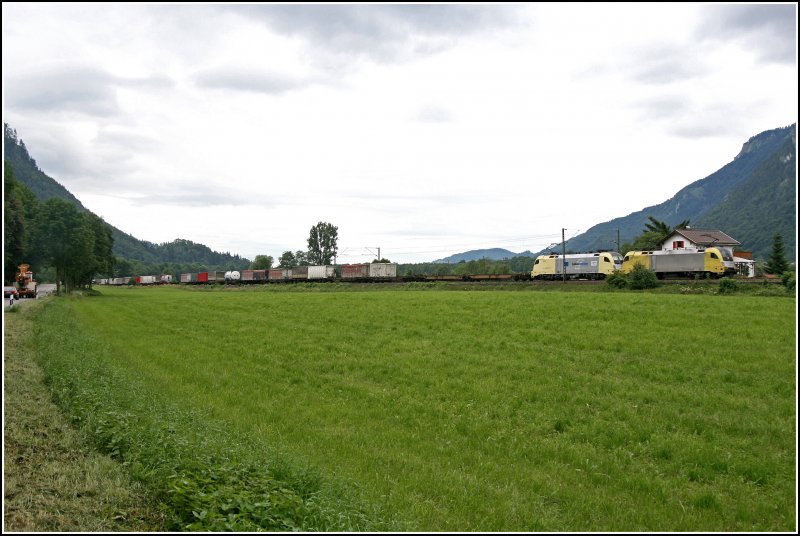 ES64U2-034 und 001 bringen bei Niederaudorf einen Kombizug zum Brenner. (06.07.07)