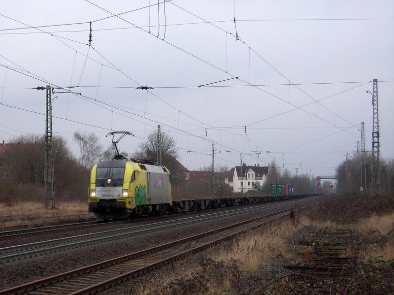 ES64U2-036 von EVB mit einem Containerzug bei Sarstedt
