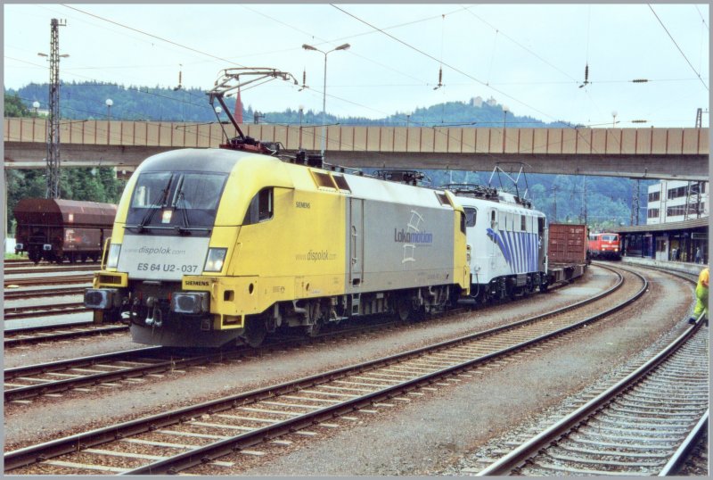 ES64U2-037, 139 133 und ES64U2-001 als Schiebelok warten auf im Sommer 2005 auf die Ausfart zum Brennerpass. Rechts im Bild fhrt eine 111 mit ihrem Regionalzug nach Telfs-Pfaffenhofen ein.