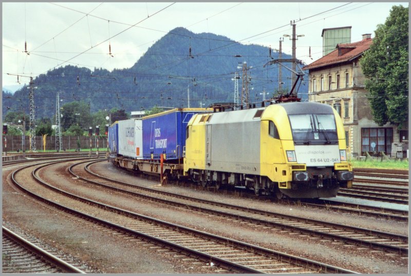 ES64U2-041, damals noch im dienste von Lokomotion, schiebt einen Kombizug vom Bahnhof Kufstein zum Brenner nach. Aufgenommen im Sommer 2005. Heute ist die Lok fr TXL ttig