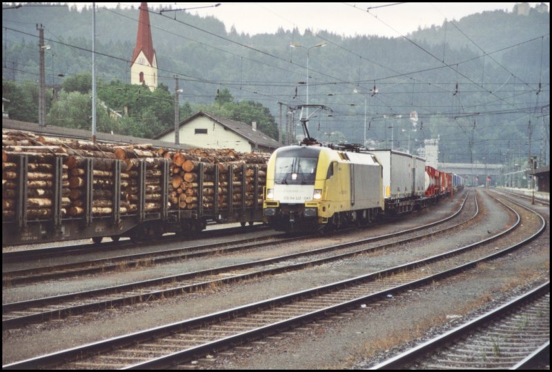 ES64U2-041 luft mit ihrem Gterzug des kombinierten Ladungsverkehrs im Sommer 2005 in den Bahnhof Kufstein ein.
