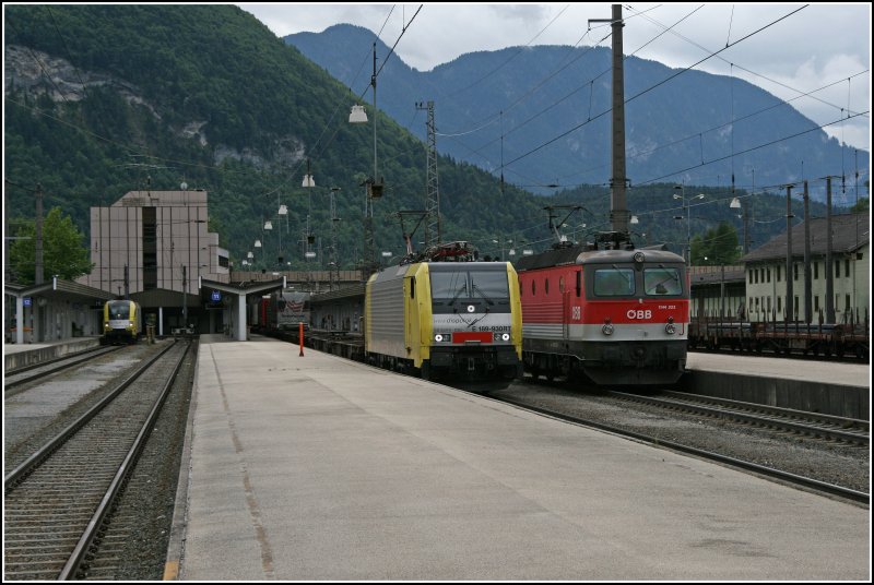 ES64U2-041 wartet auf den nchsten Einsatz, wrend die E189 930RT auf die Weiterfahrt wartet, macht sich die Innsbrucker 1144 223 auf dem Weg zum nchsten Einsatz. (Kufstein 28.06.07)