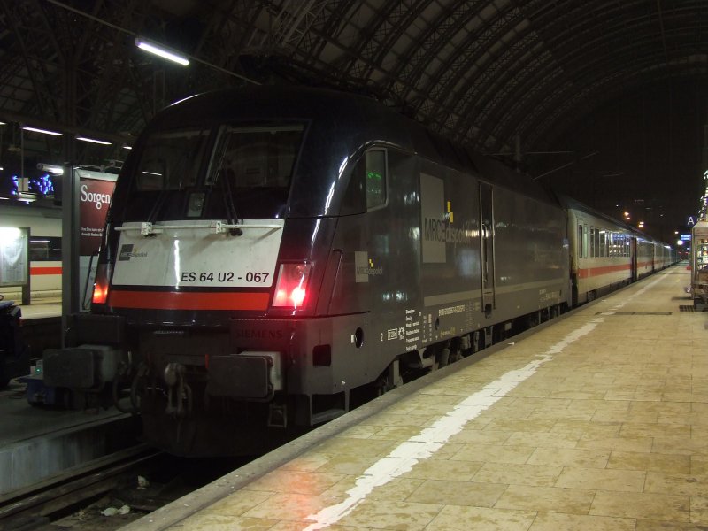 ES64U2-067 mit IC 2320 am 2.1.2009 in Frankfurt/Main Hbf