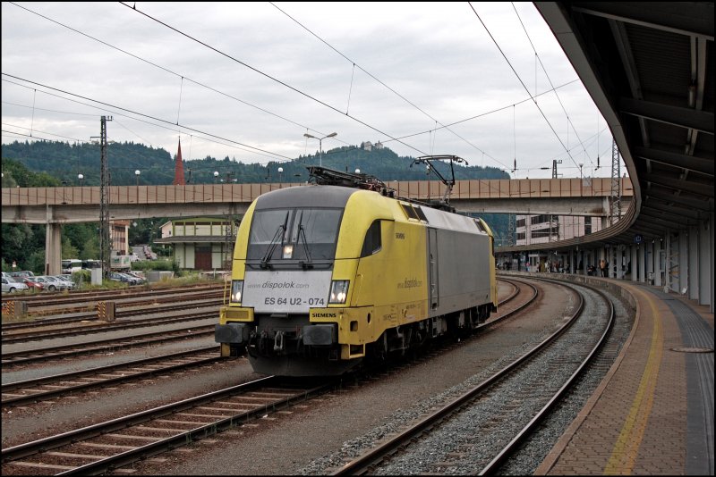 ES64U2-074 hat einen Stahlzug nach Kufstein gebracht und wird den Zug nun bis zum Brenner nachschieben.
