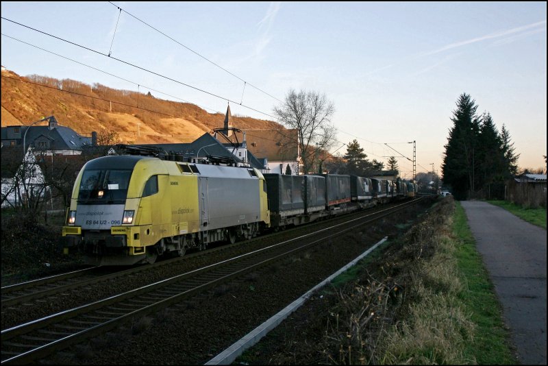 ES64U2-096 bringt bei Leutesdorf den DGS 40028,Brescia Scalo - Rotterdam Waalhaven,  VOS-EXPRESS  von Chiasso nach Emmerich. (09.02.2008)