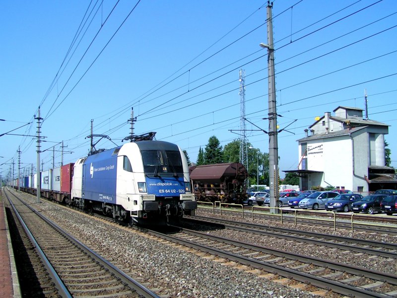 ES64U2-20(WLB)zieht einen Containerzug in Marchtrenk Richtung Linz;090525