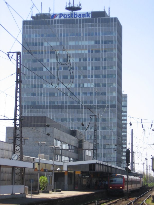 Essen Hbf. Die S3 nach Hatting (Ruhr) Mitte und im Hintergrund das groe Postbankgebude, am 15.03.07