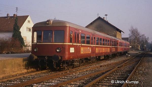 Esslinger VT 103 der SWEG zusammen mit VB 169 im alten Bahnhof Odenheim (1992).
