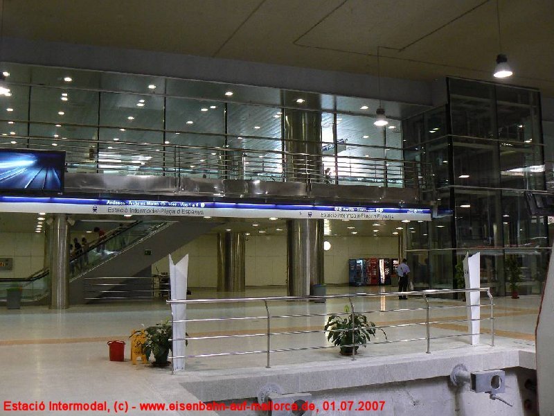 Estaci Intermodal, Empfangshalle mit Blick zur ersten Ebene. Foto: 01.07.2007
