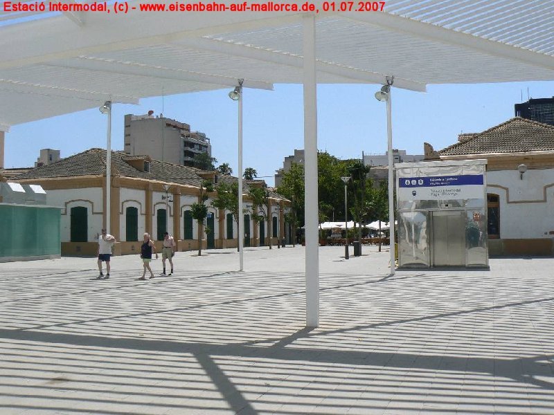 Estaci Intermodal, oberirdischer Teil. In etwa an der Stelle des Fotostandpunktes war bis August 2005 noch der erst 1999 errichtete Bahnsteig. Jetzt wurde nach Abschlu der tiefgreifenden Erdarbeiten ber die gesamte Flche bis zu neu errichteten Gaspar Banassar Brcke ein Park mit Grnflchen sowie ein Kinderspielplatz errichtet. Foto: 01.07.2007
