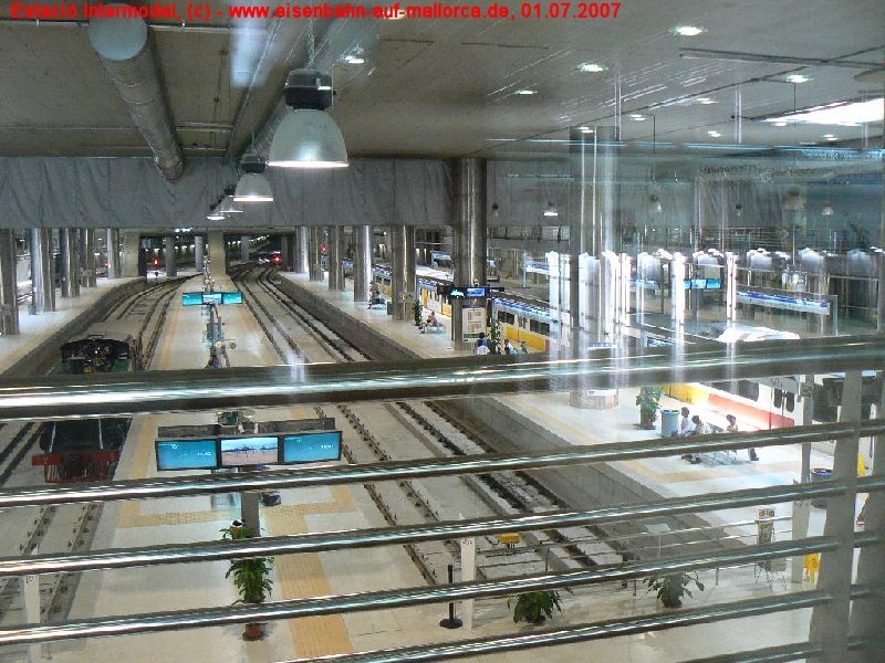 Estaci Intermodal. Von der ersten Ebene (leider kann man nicht an die Brstung treten) Blick in die Bahnsteighalle. Die Gleise liegen ca. 10 m unter der Erde. Noch vor 2 Jahren befand sich der Bahnhof genau darber. Rechter Hand im Anschlu an Gleis 1 wird derzeit noch an der letzten Ausbaustufe gearbeitet, damit der Name der Station dann auch Programm ist: bis zum Sptsommer soll dort auch der Busbahnhof seinen neuen Platz finden. Foto: 01.07.2007