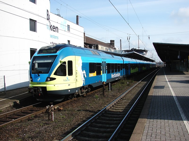 ET 015 und ET 004 der Westfalen Bahn beim Verlassen des Bahnhofs Osnabrck. (17.04.08)