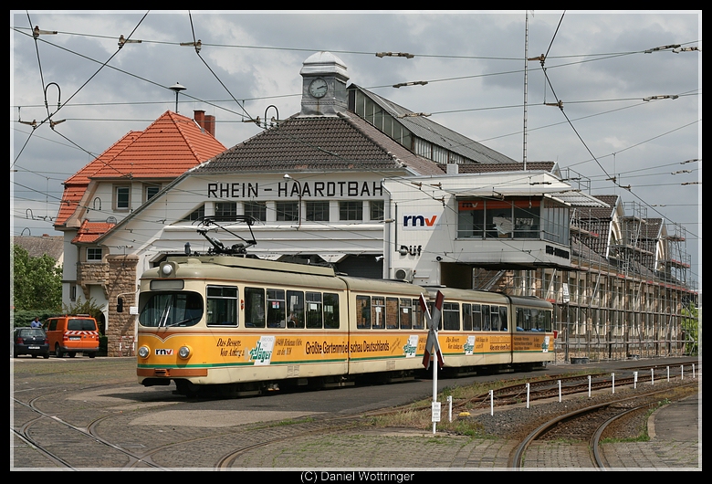 ET 1017 mit EB 1057 am 26. Mai 2009 vor der  Kathedrale zu St. Kubeldrkheim  - sprich Bad Drkheimer Wagengalle.