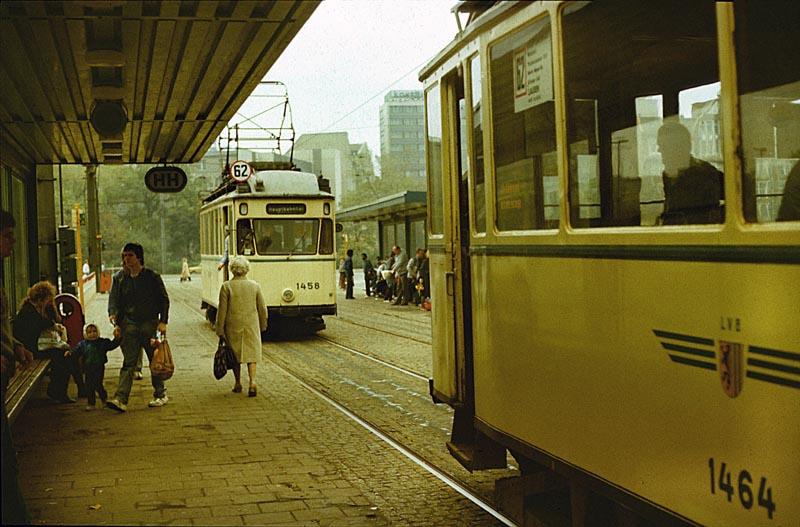 ET 1464 (angeschnitten) und 1458 auf Sonderlinie 62 am Tag der offenen T�r im September 1987. Die Fahrzeuge befanden sich zu diesem Zeitpunkt 62 Jahre im Einsatz.
Bf Leipzig Hbf, Westseite
