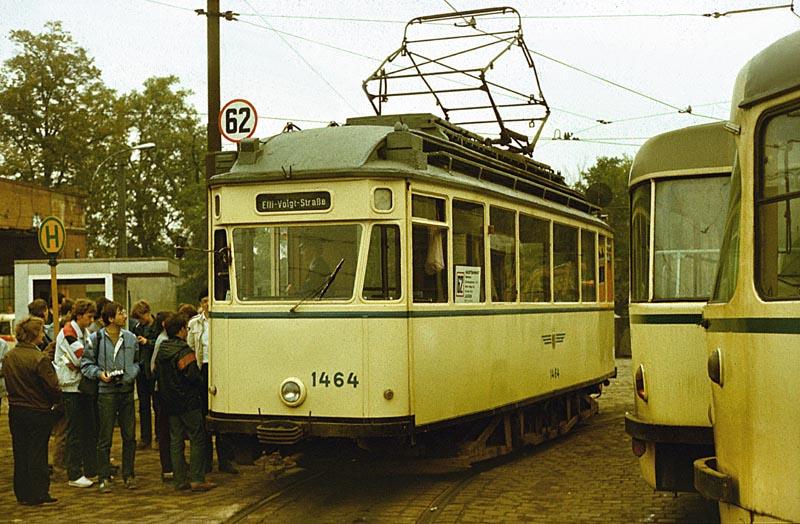 ET 1464 auf der Sonderlinie 62 im Strbf. Angerbr�cke. Die letzten 10 Wagen (von je 200 gebauten Trieb- und Beiwagen) waren zu diesem Zeitpunkt 62 Jahre ununterbrochen im Einsatz.