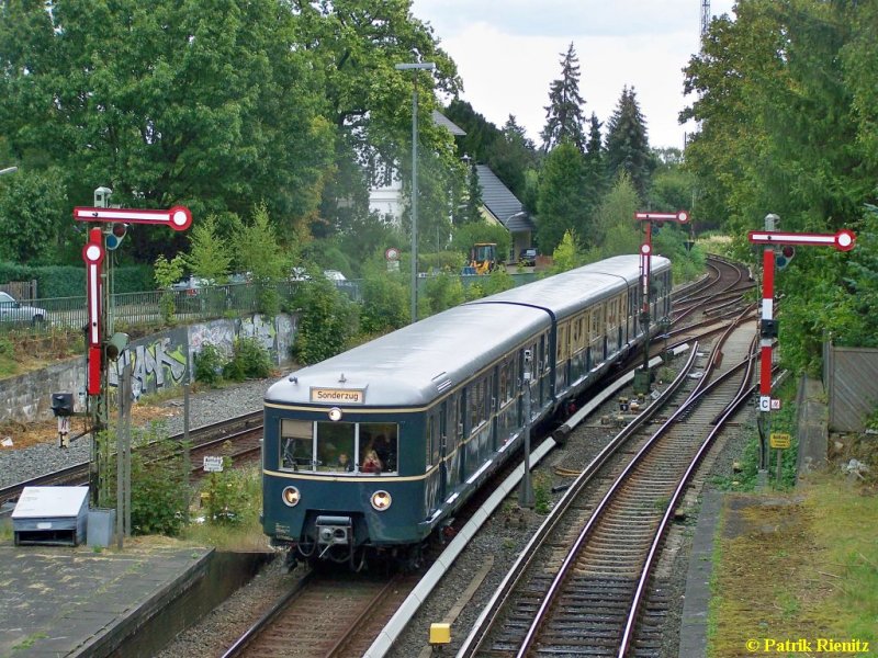 ET 171 082 der historischen S-Bahn Hamburg am 30.08.2009 bei Einfahrt in den Bahnhof Hamburg-Blankenese