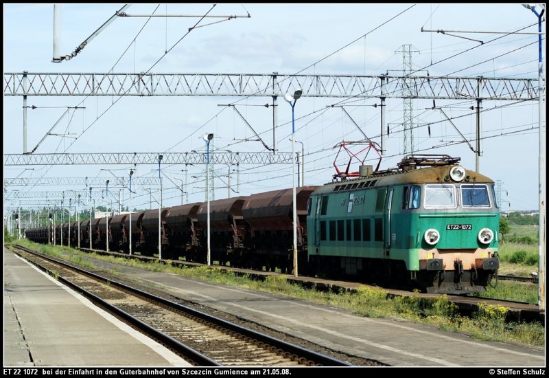 ET 22 1072 mit einem Gterzug bei der Einfahrt in den Gterbahnhof von Szcezcin Gumience am 21.05.08. 

