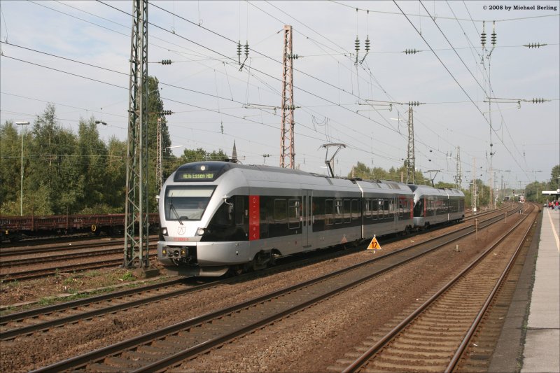 ET 22002 und ein Schwester ET als RE16 nach Essen Hbf in Bochum Ehrenfeld. 19.9.08