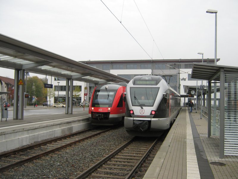 ET 22003-A von Abellio Rail nach Essen und ein LINT vom Sauerland-Netz nach Dortmund. Abfahrtbereit im Bahnhof Iserlohn. 16.11.2008