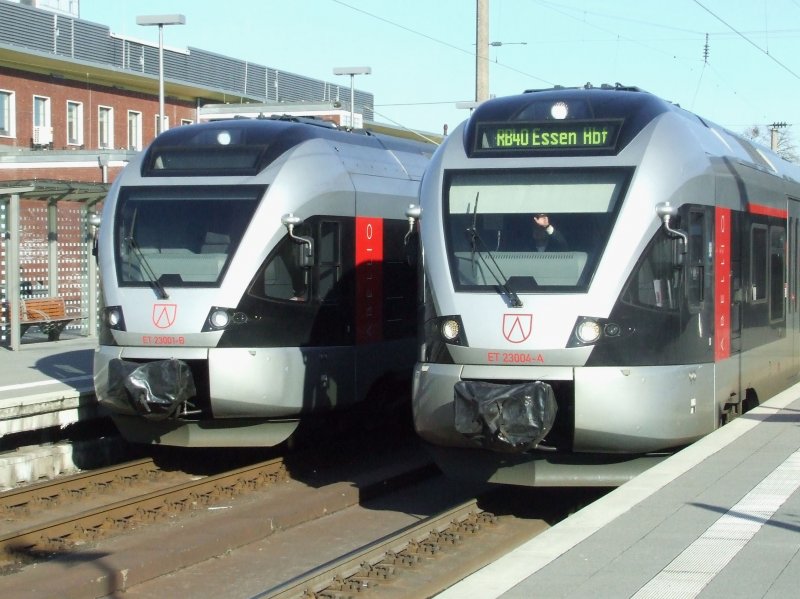 ET 23 001 und ET 23 004 nebeneinander in Bochum Hbf. Dieses Bild ist uerst selten, da normalerweise der Linke auf einem anderen Gleis in Richtung Siegen fhrt. (08.02.2008)