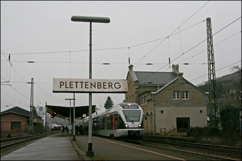 ET 23003 wartet in Plettenberg als ABR 99618, von Essen Hbf nach Siegen auf die Weiterfahrt.