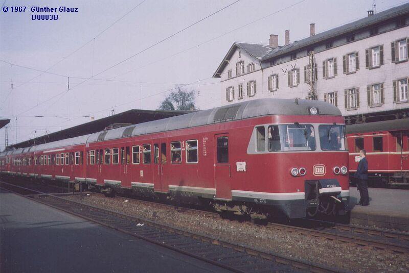 ET 27 (BR 427) im Bahnhof Ludwigsburg, dahinter ein Stck ET 65 und das alte Bahnhofsgebude. Diesen Triebzug kann man als einen Vorlufer des S-Bahn-Zuges BR 420 ansehen, Frontpartie und Anordnung der Schiebetren haben ziemliche hnlichkeit. (1967)
