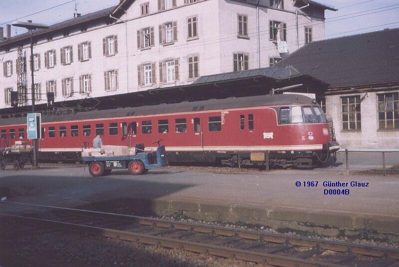 ET 30 (BR 430) in Ludwigsburg, dahinter das alte Bahnhofsgebude. (1967)