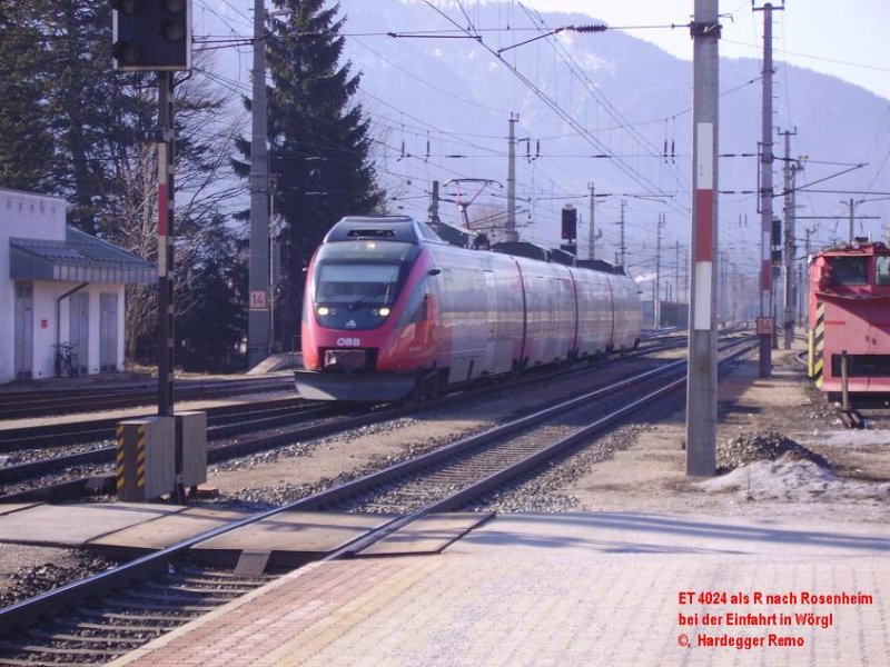 ET 4024 unterwegs als Regionalzug 5112 nach Rosenheim, hier bei der Einfahrt in Wrgl.
11.02.08
