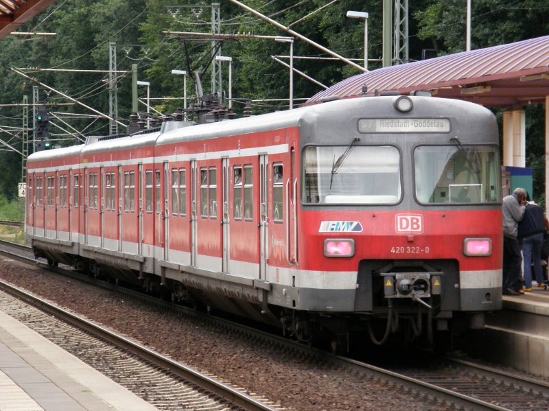 ET 420 322 beim Halt in Zeppelinheim am 16.07.2008.