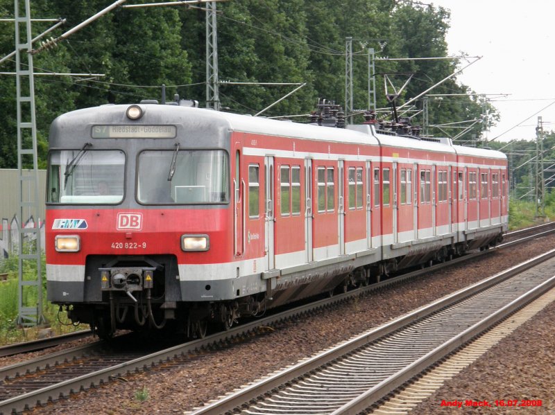 ET 420 322 f�hrt am 16.07.2008 in Zeppelinheim (b.Frankfurt) in Richtung Riedstadt ein.