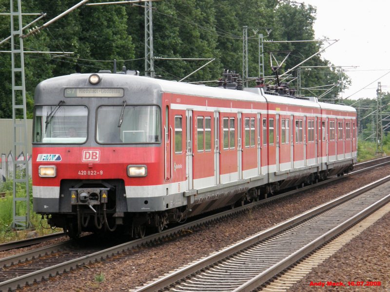 ET 420 322 fhrt am 16.07.2008 in Zeppelinheim (b.Frankfurt) in Richtung Riedstadt ein.