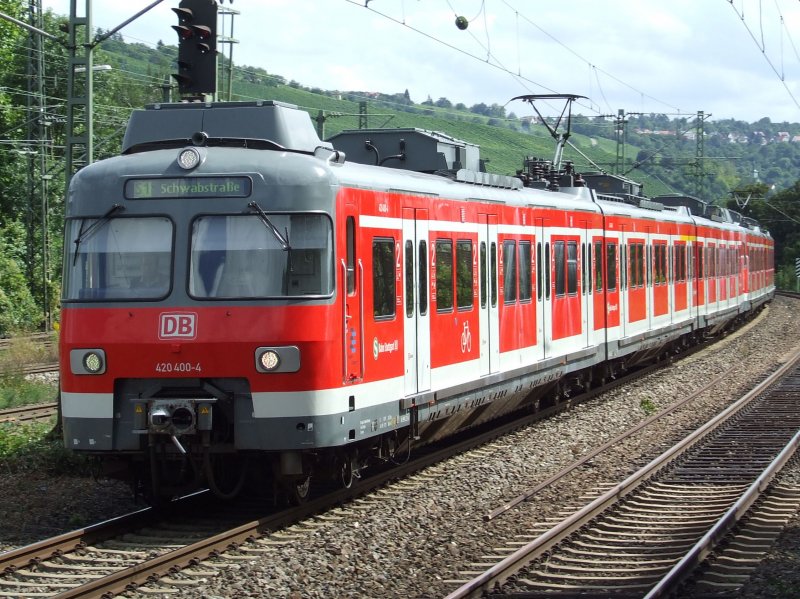 ET 420 400 Plus fhrt am 21.08.2008 auf der S1 einen Zwischentaktzug von Esslingen zur Schwabstrasse. Hier bei der Einfahrt in Untertrkheim.