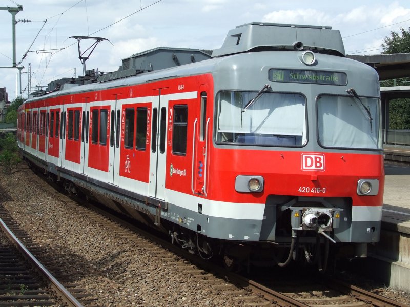 ET 420 416 Plus steht im Bahnhof Untertrkheim zur Weiterfahrt zur Schwabstrasse auf der S1 am 21.08.2008.