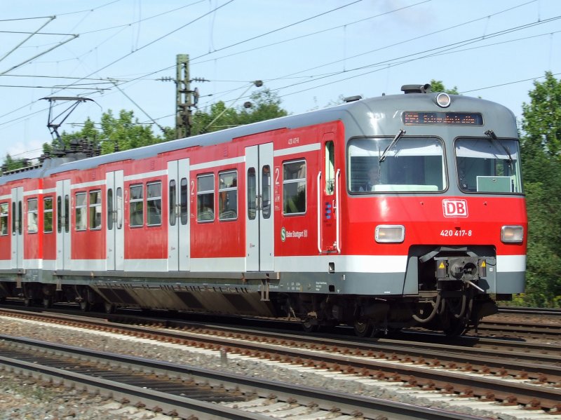 ET 420 417 der S-Bahn Stuttgart mit neuer, digitaler Zugzielanzeige auf der S5 in Richtung Stuttgart-Schwabstrasse am 26.08.2008 in Tamm (Wrtt.)