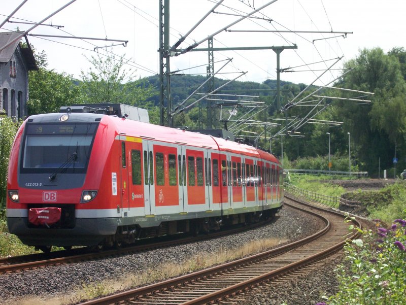 ET 422 013-3 als Linie S9 Ri. Haltern legt sich kurz nach dem Bahnhof Essen Kupferdreh in die Kurve. 