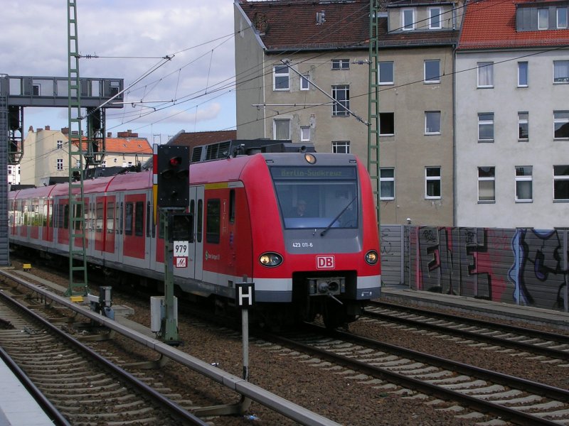 ET 423 011-6 der S-Bahn Stuttgard als S-Bahn-Ersatzzug (S21) nach Sdkreuz, fotografiert am 26.7.09, S-Bhf Wedding