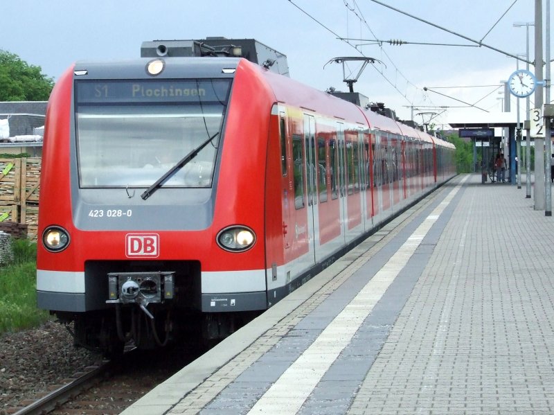 ET 423 028 fhrt einen Vollzug auf der S1 der S-Bahn Stuttgart in Richtung Plochingen. (Ehningen, 03.06.2008)