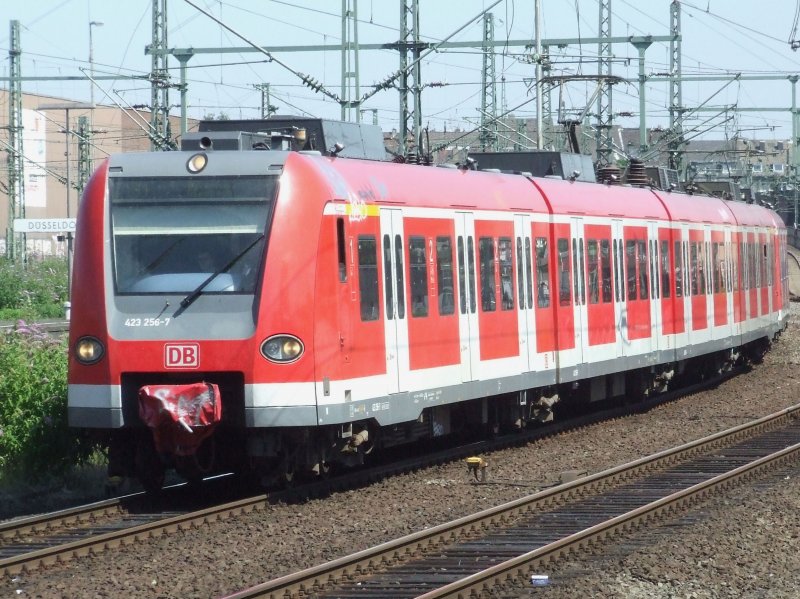 ET 423 256 fhrt in Dsseldorf Hbf aus Richtung Wuppertal-Vohwinkel ein. (31.07.2008)