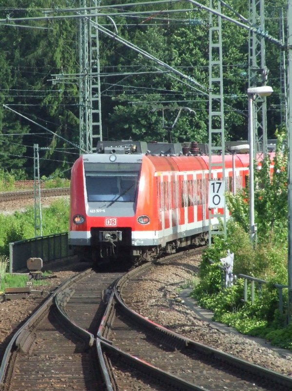 ET 423 323 auf der S1 nach Bblingen (Zwischentakt) verschwindet hinter einer Kurve hinter dem Bahnhof Rohr. (13.06.2008)