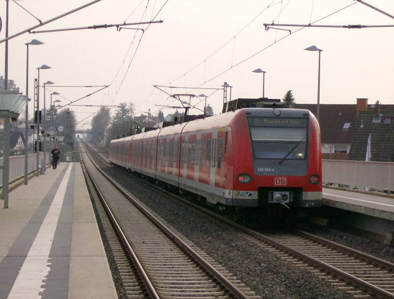 ET 423-333 am 23.02.2007 um 14:51 an der Haltestelle Oberursel-Stierstadt. De Doppeltraktion fuhr als S5 richtung Frankfurt-Sued.