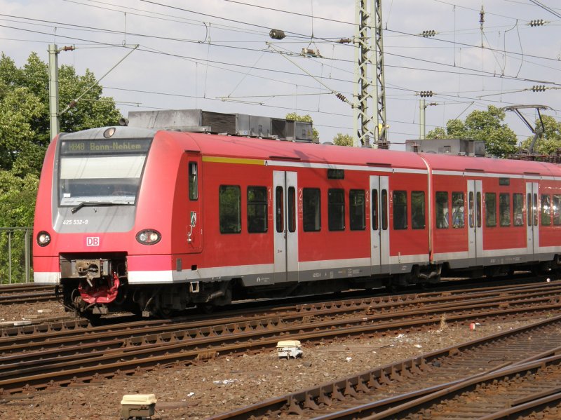 ET 425 032 fhrt in Kln Messe/Deutz auf die Hohenzollernbrcke in Richtung Hauptbahnhof. (15.07.2008)
