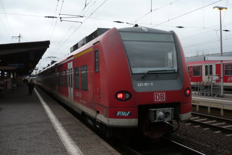 ET 425 051/551 als RB 15345 (RB 30) nach Friedberg/Hessen steht abfahrbereit in Gieen/Lahn auf Gleis 3.Normalerweise fahren auf dieser Linie keine ET 425 sondern nur Lokbespannte Wendezge.(Bild von 22.02.2009)  