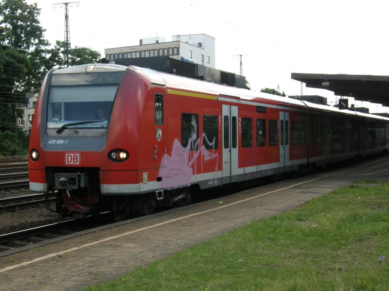 ET 425 106 als RB 48 nach Wuppertal steht bei einem kurzen Halt in Kln West. (14.07.2008)