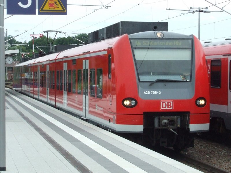 ET 425 208 steht in Germersheim zur Abfahrt nach Karlsruhe bereit. (26.06.2008)