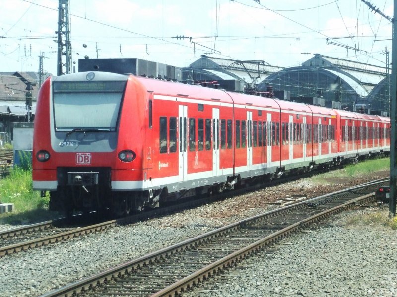 ET 425 210 der S-Bahn Rhein-Neckar fhrt am 26.06.2008 in den Karlsruher Hbf ein. Das Foto ist aus dem Fahrgastraum eines parallelfahrenden Zuges gemacht!