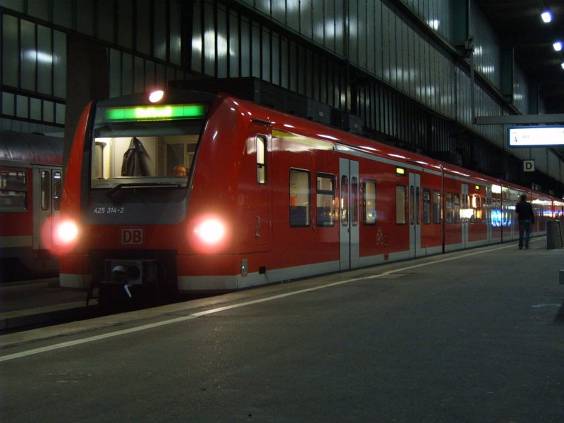 ET 425 314 in Stuttgart Hbf am 03.11.2004