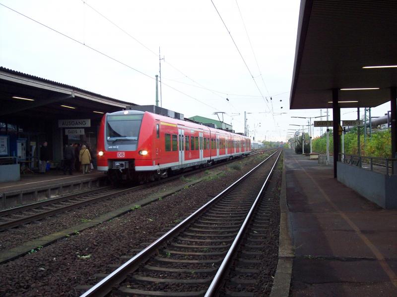 ET 425 bei  der einfahrt in MA Kfertal hier halten in der Woche nur 2 zge pro tag!!!und am Wochenende fhrt keiner!!!


