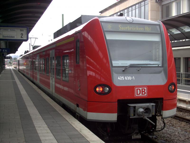 ET 425 in Kaiserslautern, bereit um als RE weiter nach Saarbrcken zu fahren. Aufgenommen am 28.08.04.